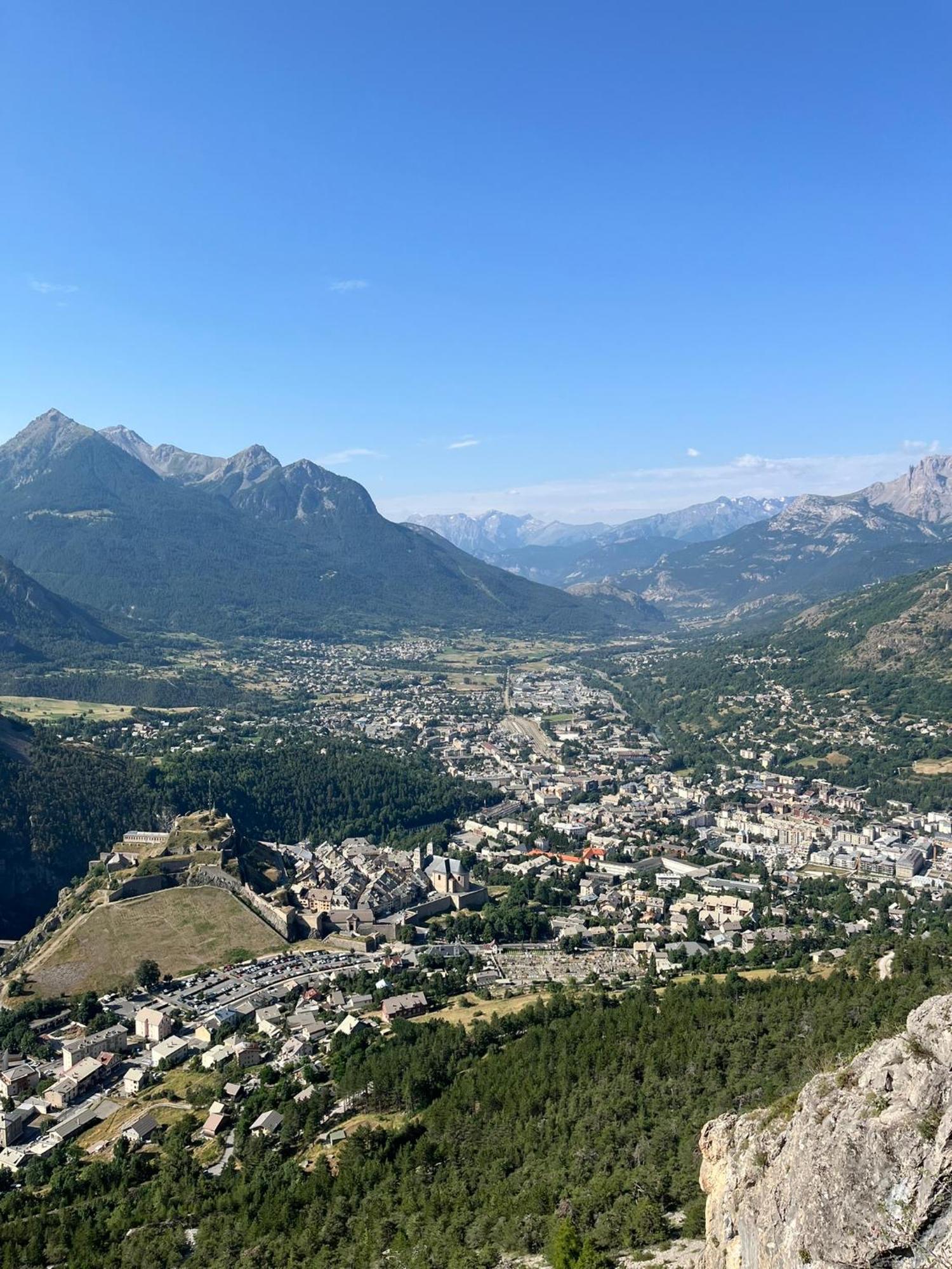 Spacieux Et Confortable - Centre Ville De Briancon - Serre-Chevalier - Garage Et Wifi Luaran gambar